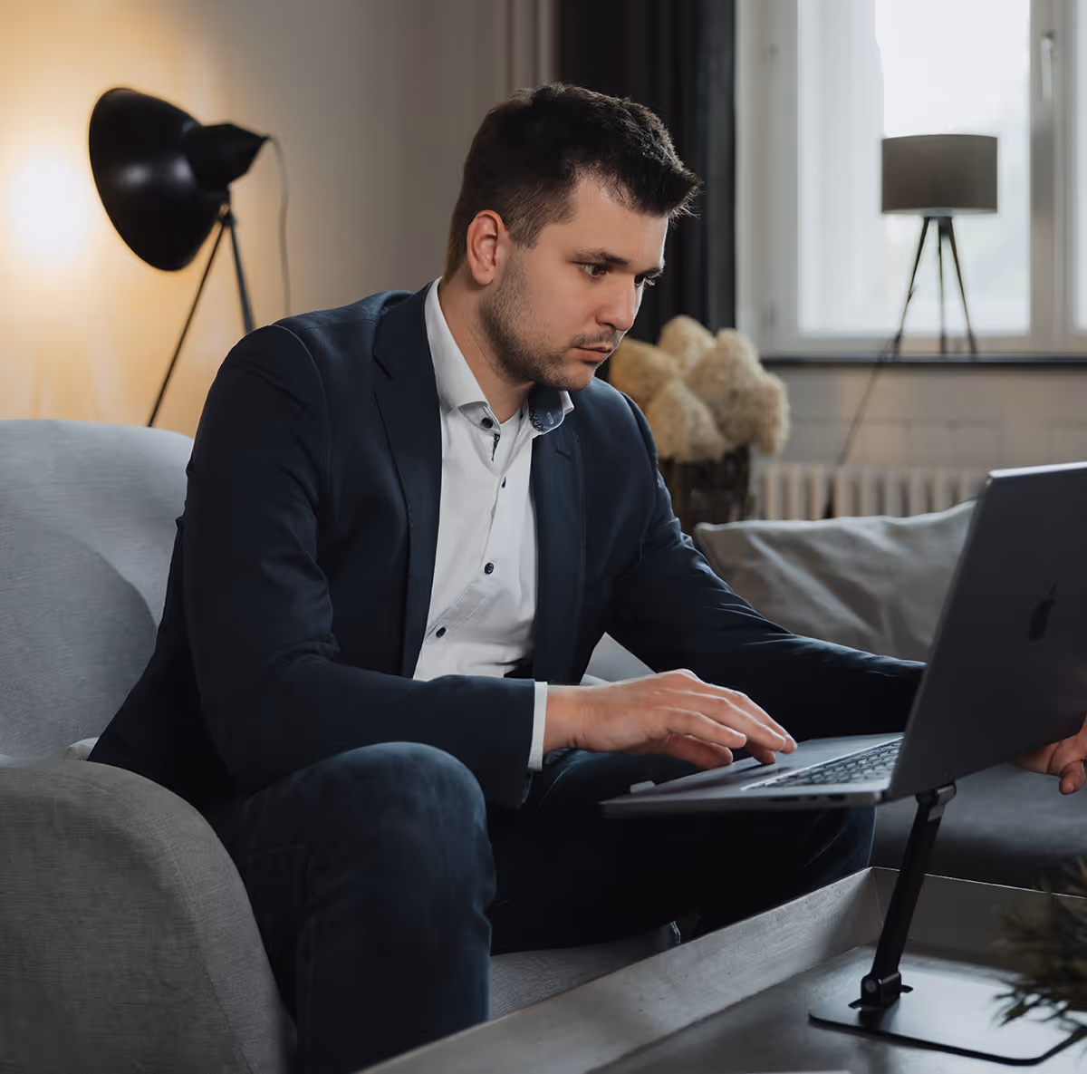 Marcel Speckmann prüft am Laptop, in welchen KI-Antworten ein Unternehmen genannt wird