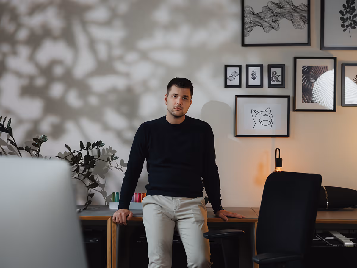 Marcel Speckmann, Geschäftsführer der Speckmann Webdesign GmbH, an seinem Arbeitsplatz in Oldenburg