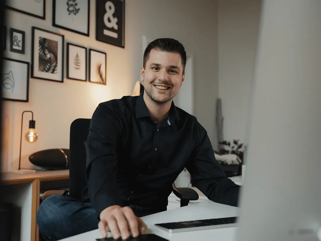 Marcel Speckmann an seinem Schreibtisch in Oldenburg